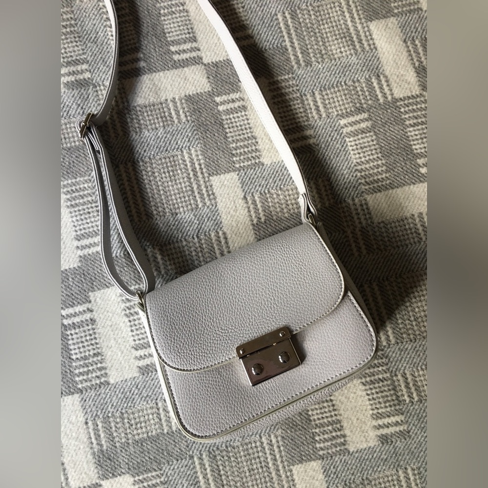 ๐ฉถ Lovely gently used grey & silver pebbled leather adjustable crossbody purse - Picture 12 of 16